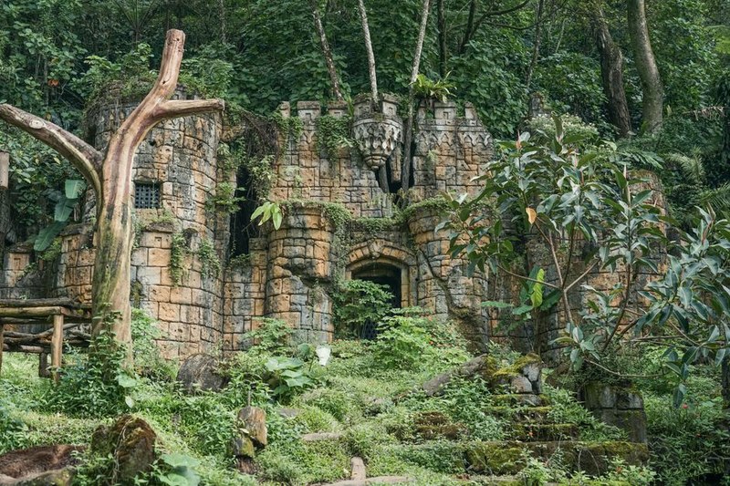 Rot, Ruin, and Renewal in Gothic Fantasy Worldbuilding